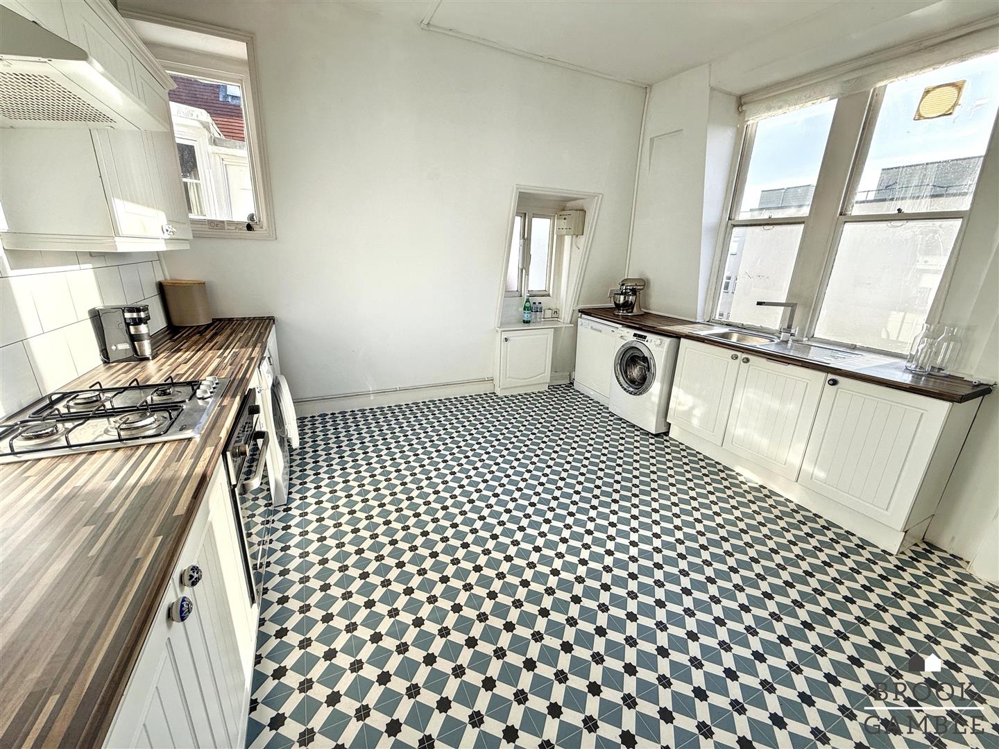 4 Bedroom Apartment. Hartington Place in Eastbourne,  10